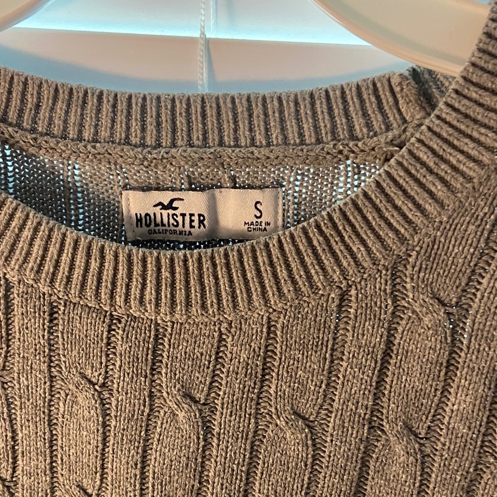 Hollister Gray Cable Knit Crewneck Sweater with Red Logo - Picture 5 of 8